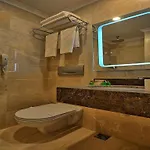 מלון Samir Deluxe 4*